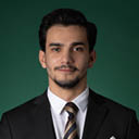 Pessoa adulta com cabelo escuro solto, vestindo blazer preto, posando com express o serena e fundo cinza. Yapay zeka taraf ndan olu turulan a  klama